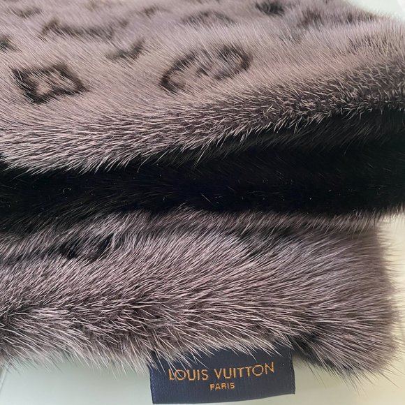 Louis Vuitton Monogram Reverso Fur Scarf - Picture 8 of 9